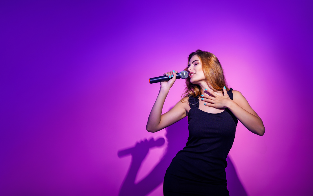一位女士在充滿活力的紫色背景下對著麥克風唱歌。