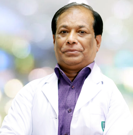 一位身穿白大褂和紫色襯衫的中年男子交叉雙臂，面對鏡頭站立，背景模糊不清。.