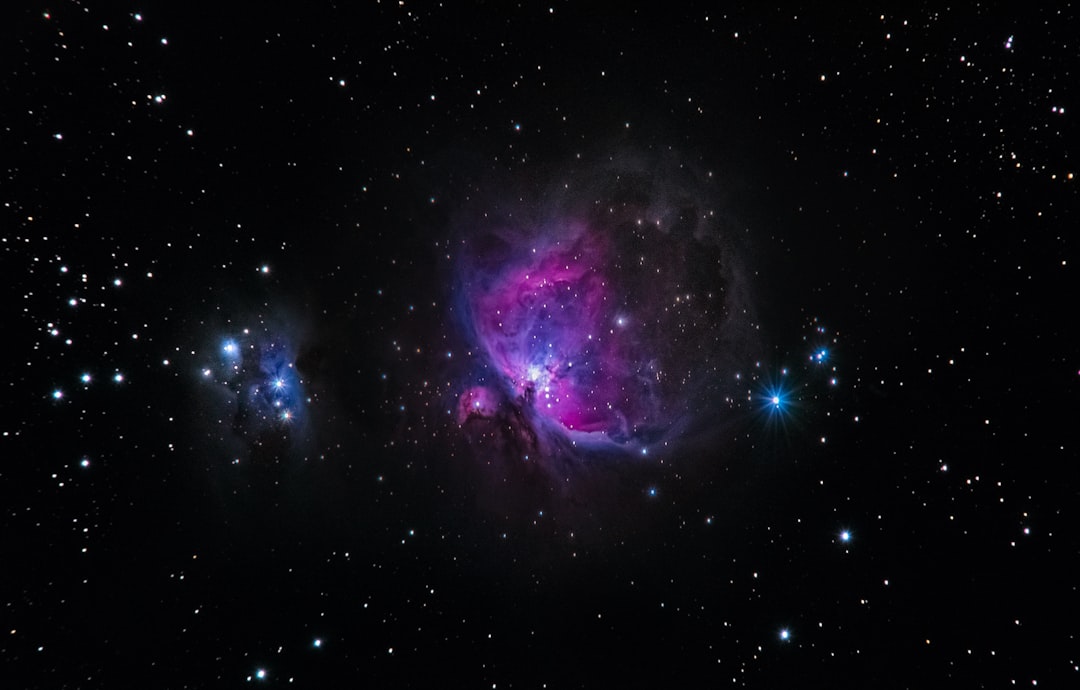 夜空中繁星點點,獵戶座星雲格外醒目,在無數明亮的星辰之間,呈現出粉紅、紫色和藍色的氣體與塵埃區域。. Photo Astrology