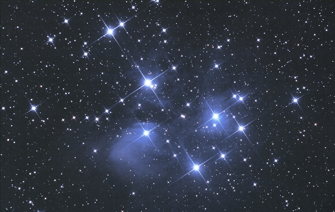 太空中的星團景象,幾顆明亮的恆星被微弱的星際塵埃雲所環繞,背景則是漆黑的夜空。. Photo Constellation matching